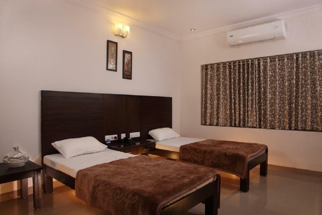Hotel Vinay Residency Sindhnur Exterior foto